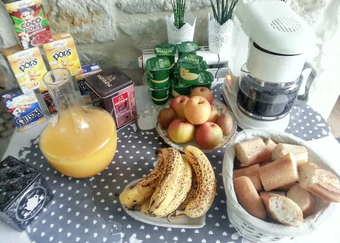 Semesterbostad Maison Confortable A Avec Piscine Privee Saint-Germain-du-Pert