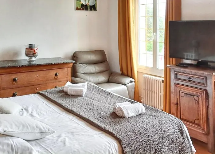 Semesterbostad Maison Confortable A Avec Piscine Privee Saint-Germain-du-Pert